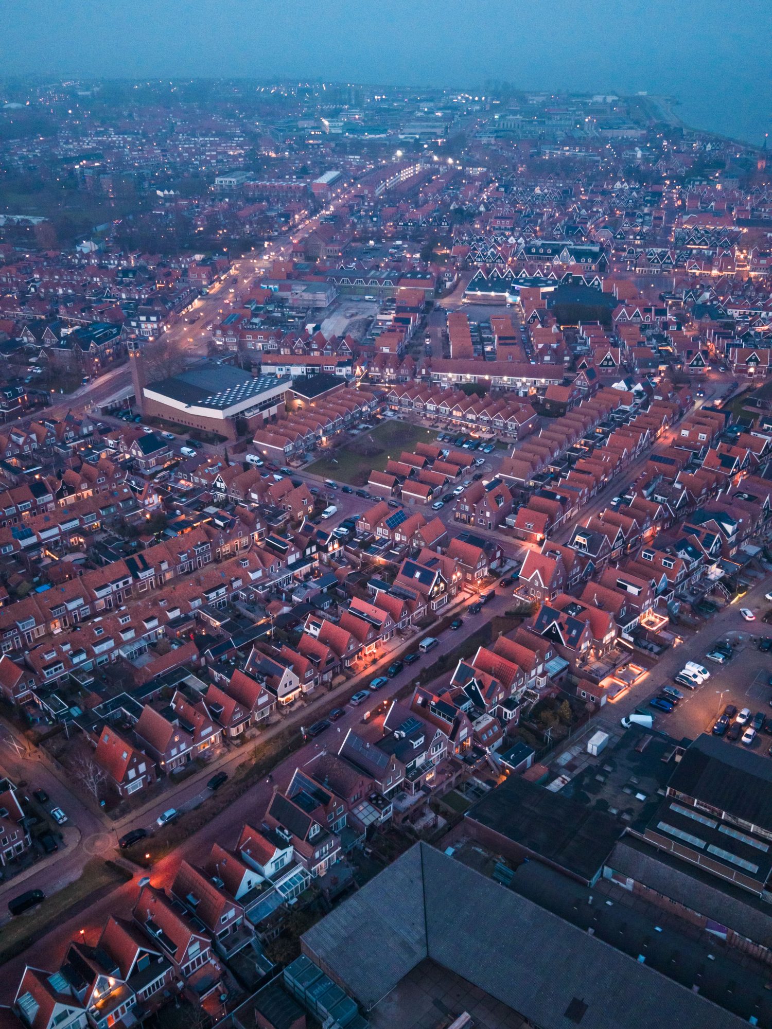 Luchtfoto van een dorpskern in de avond